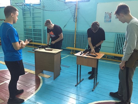 Кузнецкие одиннадцатиклассники прошли учебные сборы по основам военной службы
