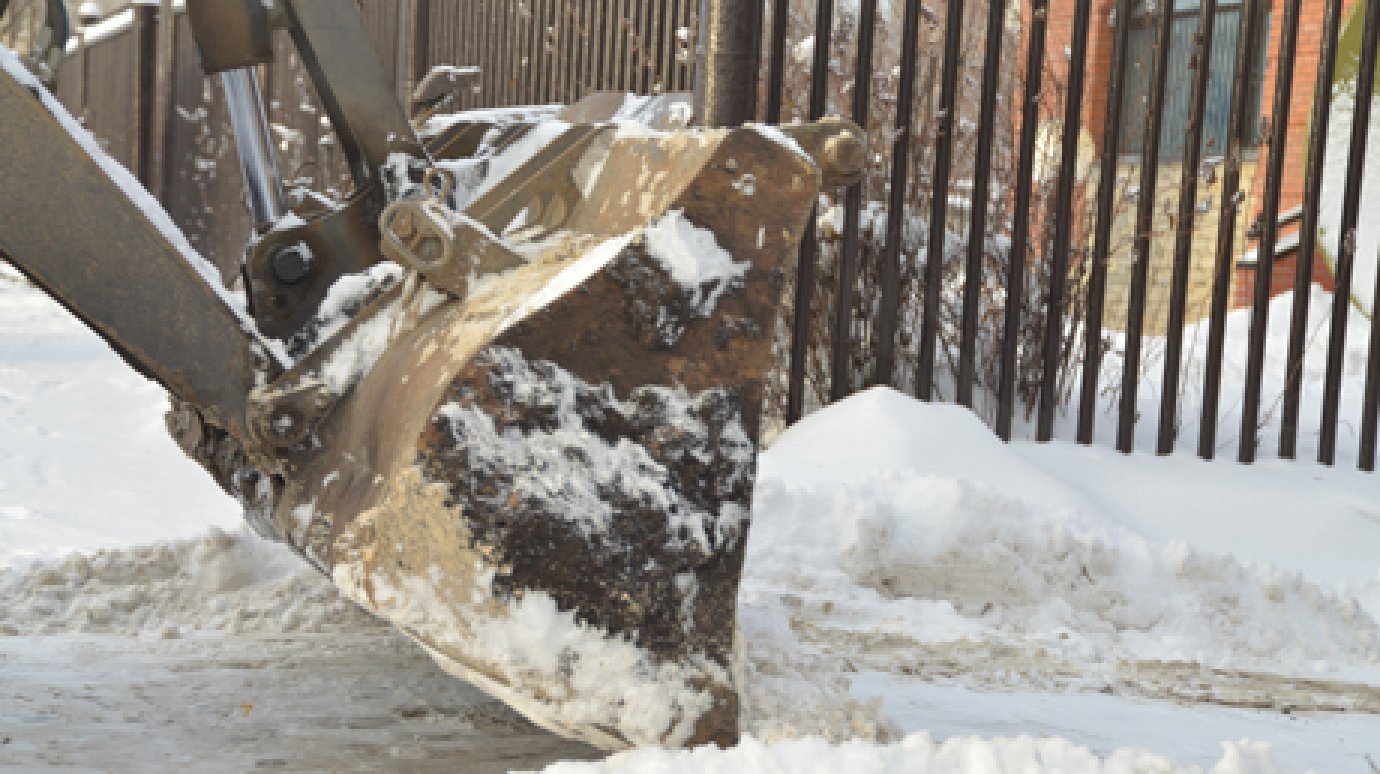 В Кузнецке уборка снега  осуществляется в две смены