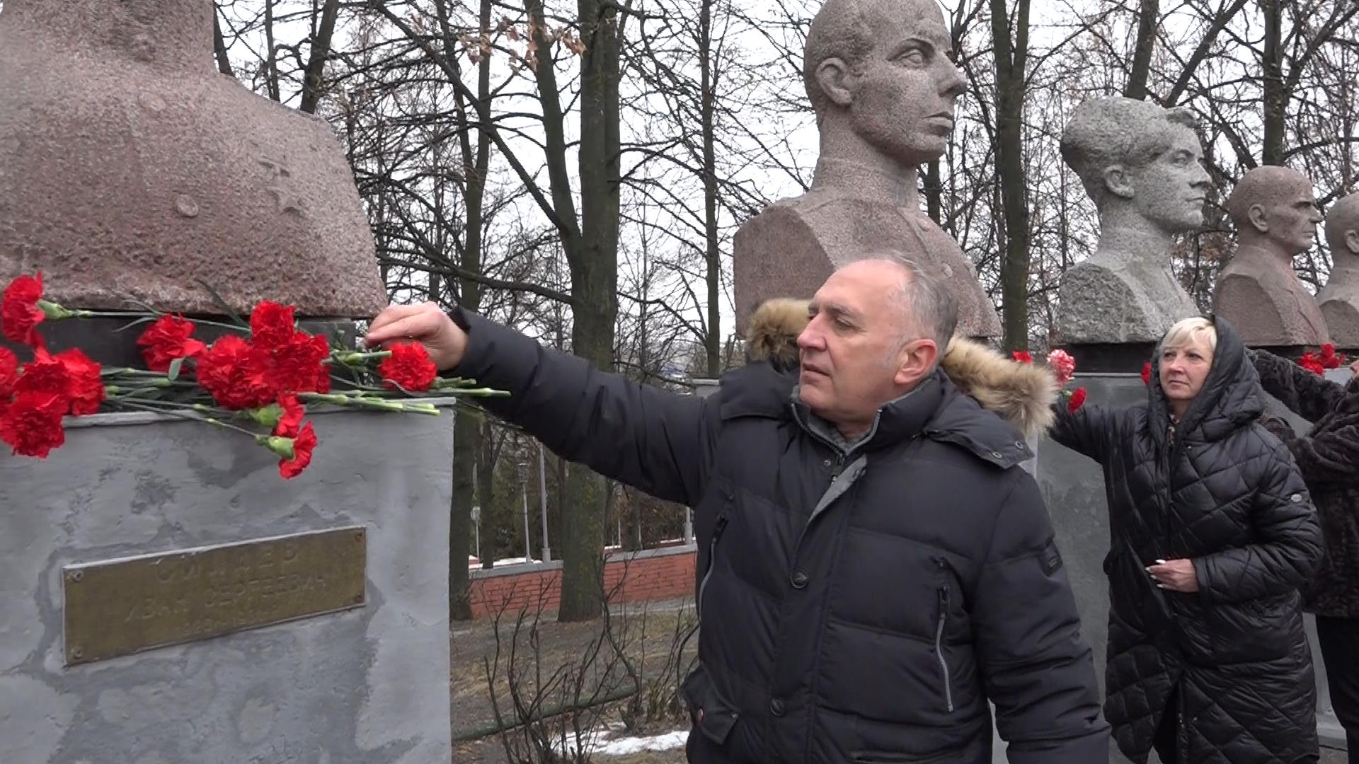 В Кузнецке почтили память героев-земляков