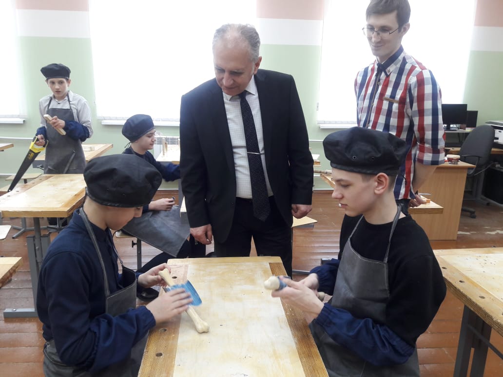 Сергей Златогорский посетил школы города