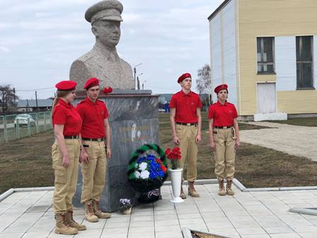 В школе №17 возложили цветы к памятнику Юрию Гагарину
