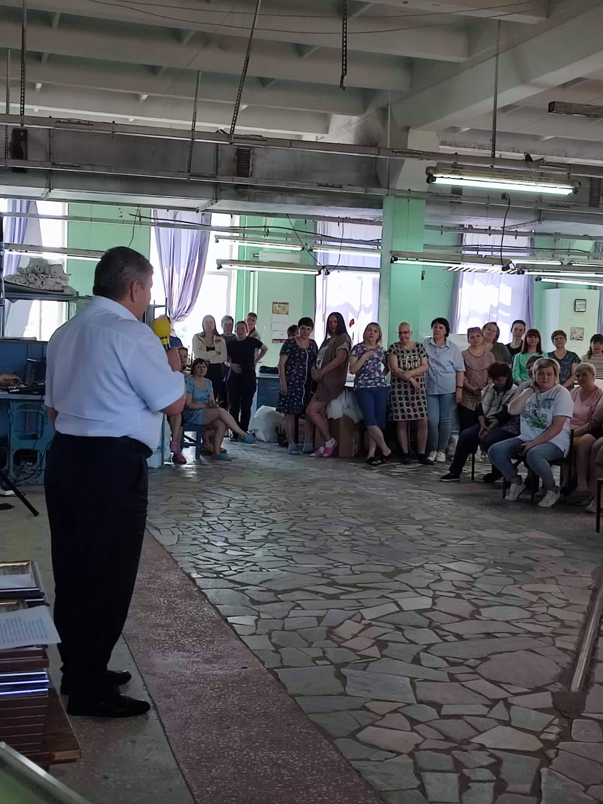 Первый заместитель главы администрации Рашид Шабакаев поздравил работников с Днем текстильной и легкой промышленности  