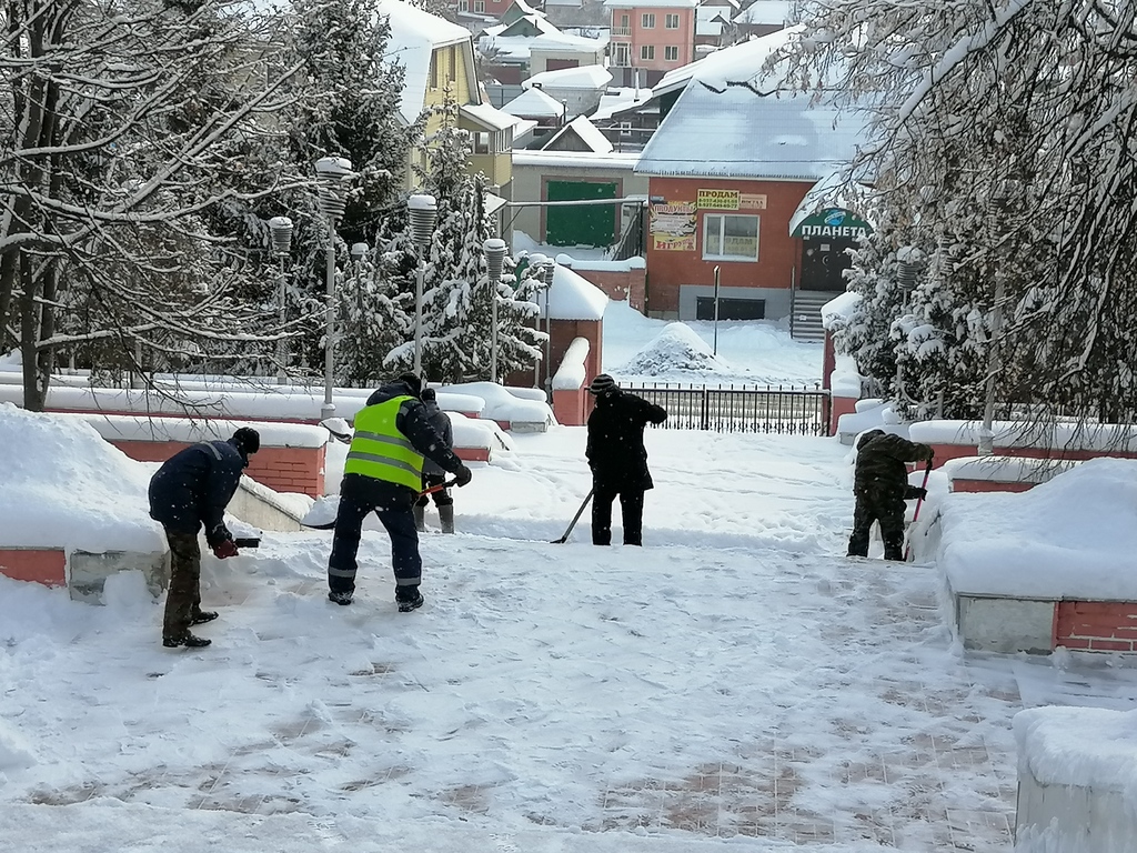 В связи с погодными условиями в  Кузнецке ведутся комплексные работы по очистке территорий от снега и борьбе с гололедицей