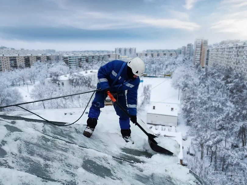 Работодателям напоминают о необходимости соблюдения мер безопасности при организации работ по очистке крыш от снега