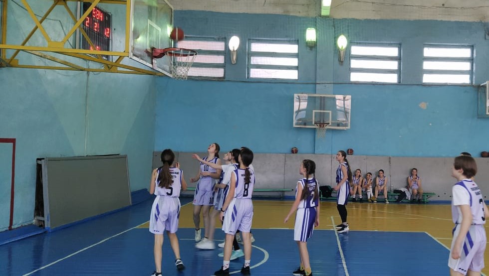 Команда школы №4 имени Е. Родионова - победитель Первенства города по баскетболу среди девушек