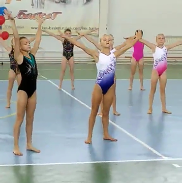 Кузнецкие гимнастки выступили с показательными номерами