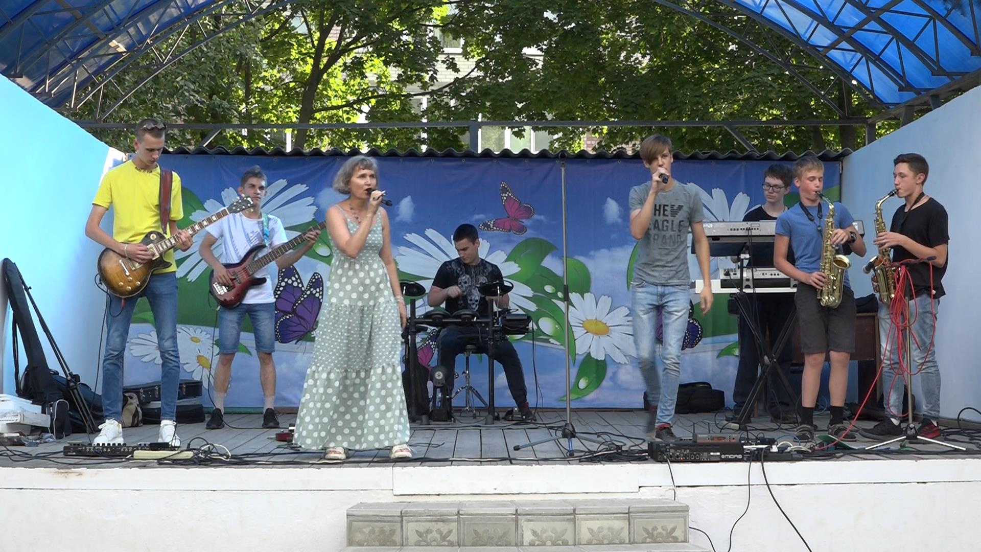 В День семьи, любви и верности в городском парке прошел праздничный концерт