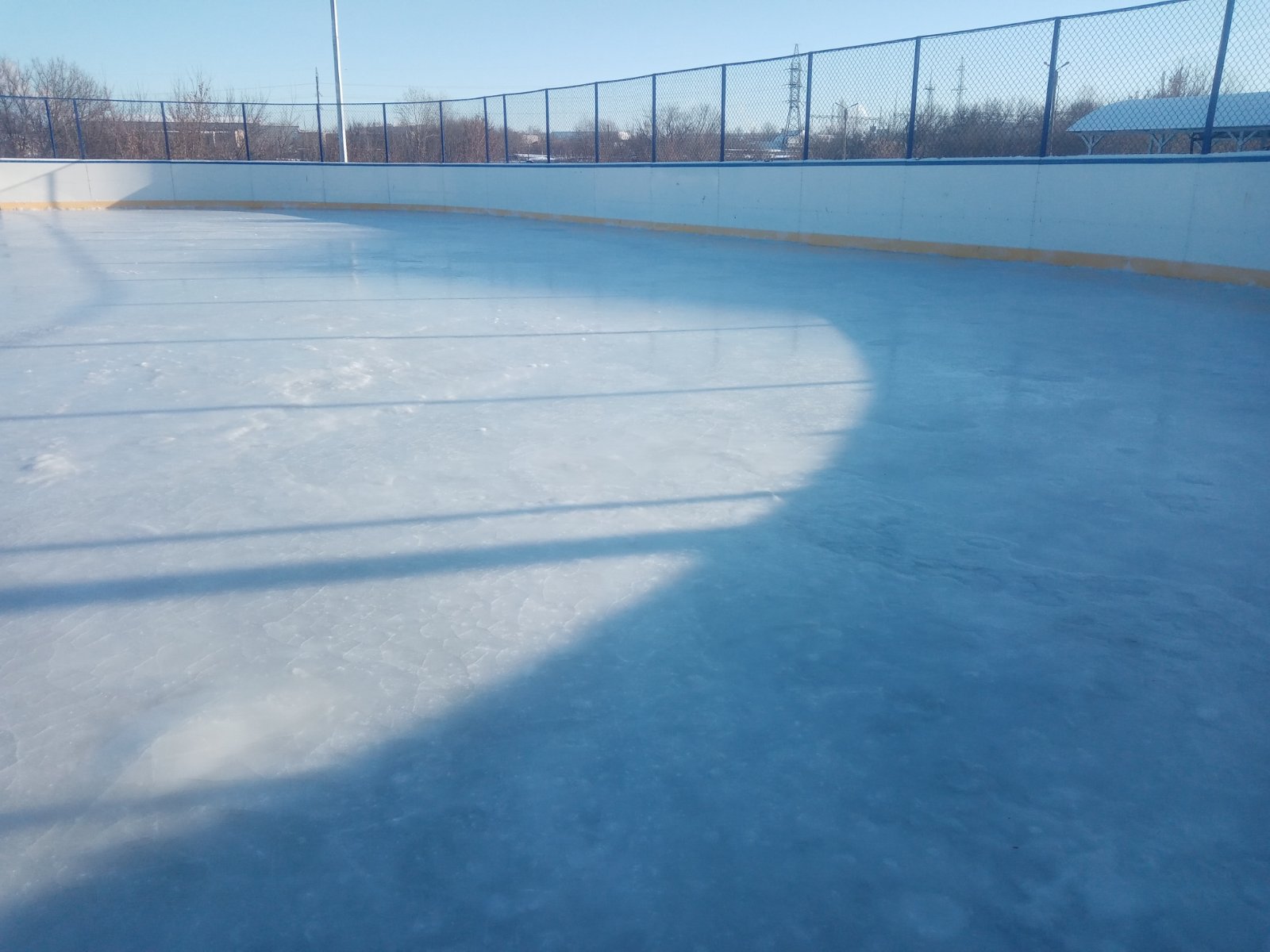 Ледовый каток "Западный" приглашает кузнечан на хоккей и сеансы массового катания