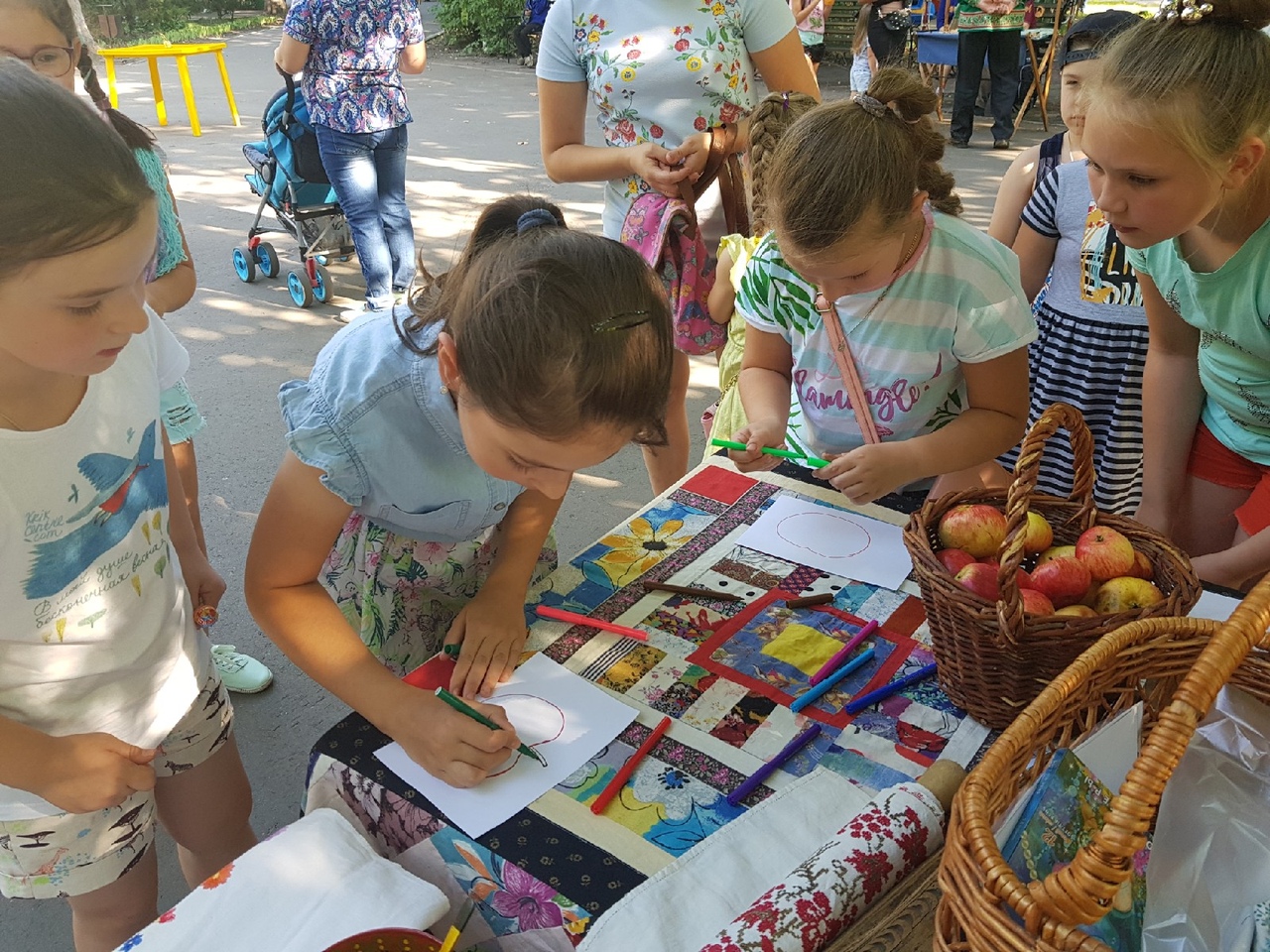 В  парке «Нескучный сад» сотрудники музея организовали выставку «Пришёл спас – яблочко припас»