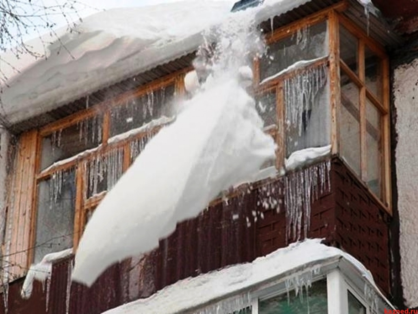 Управление по делам ГОЧС напоминает об опасности схода снега и льда с крыш 