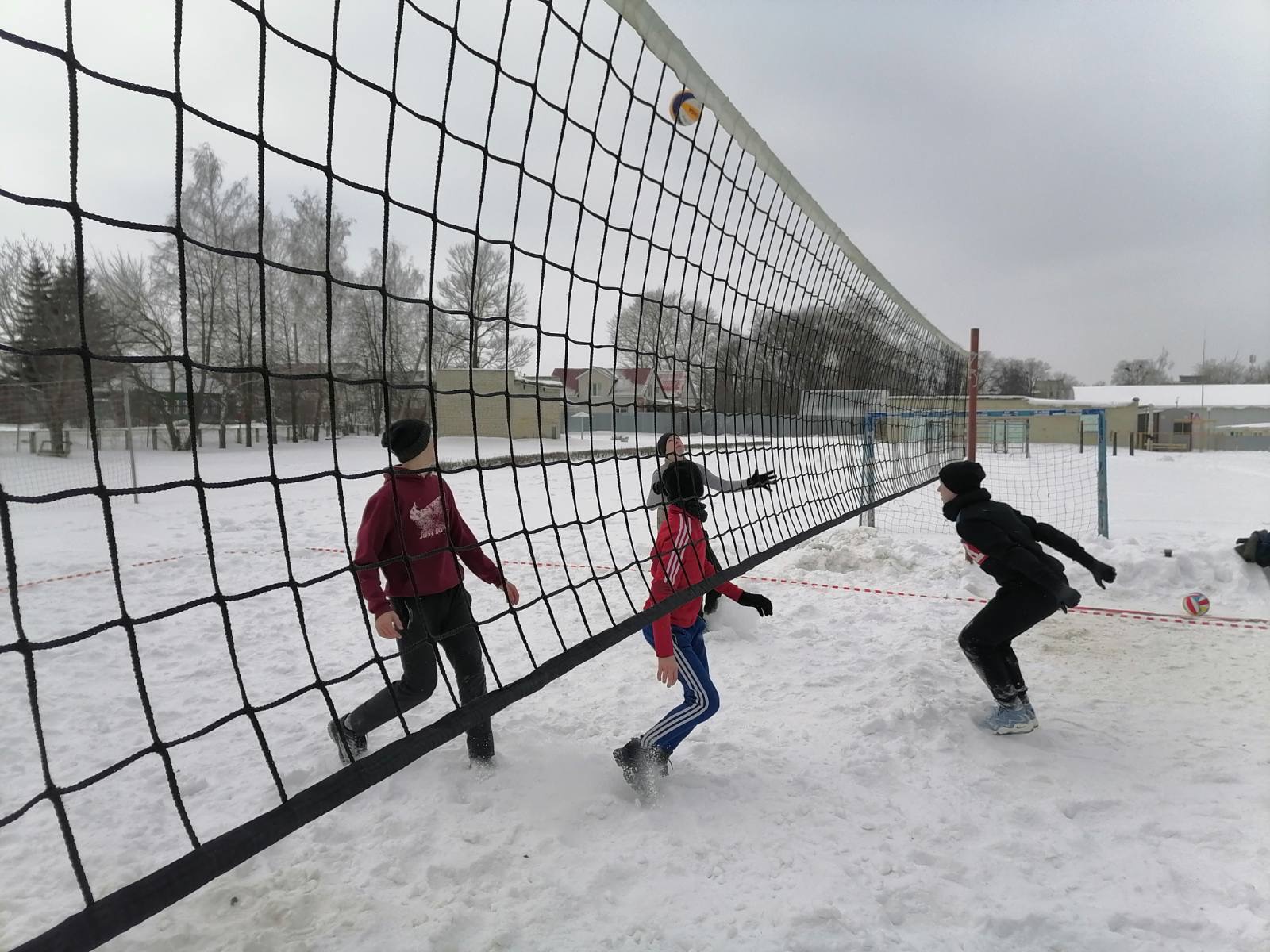 В Кузнецке впервые прошли соревнования по волейболу на  снегу