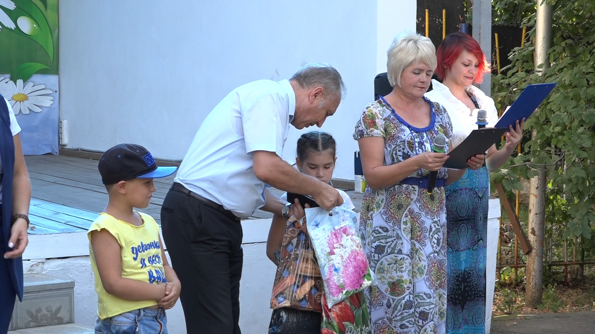 В рамках праздника православной культуры "Спас" в городском парке состоялась акция "Подарите детям радость!"