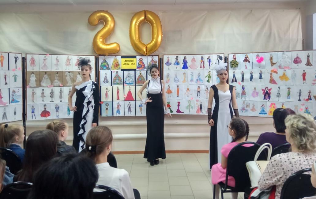 В юношеской библиотеке подведены итоги XX юбилейного  городского молодёжного конкурса на лучшую модель выпускного платья «Весенний стиль -2019»