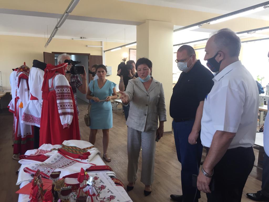 Врио губернатора Олег Мельниченко посетил швейное предприятие индивидуального предпринимателя Веры Ильдейкиной