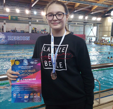 Кузнечанка Елизавета  Дашкина стала лучшей на соревнованиях по плаванию