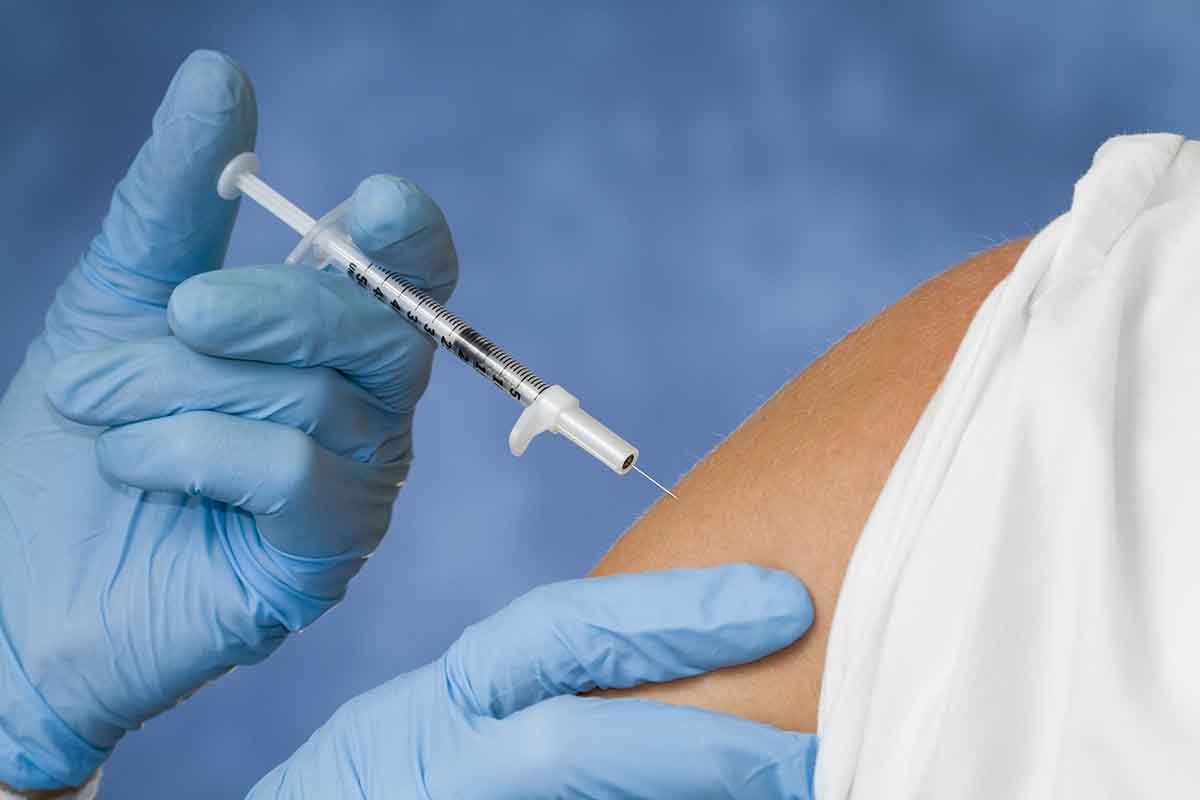 Главный внештатный онколог Пензенской области дал рекомендации по вакцинации против COVID-19 пациентов со злокачественными новообразованиями