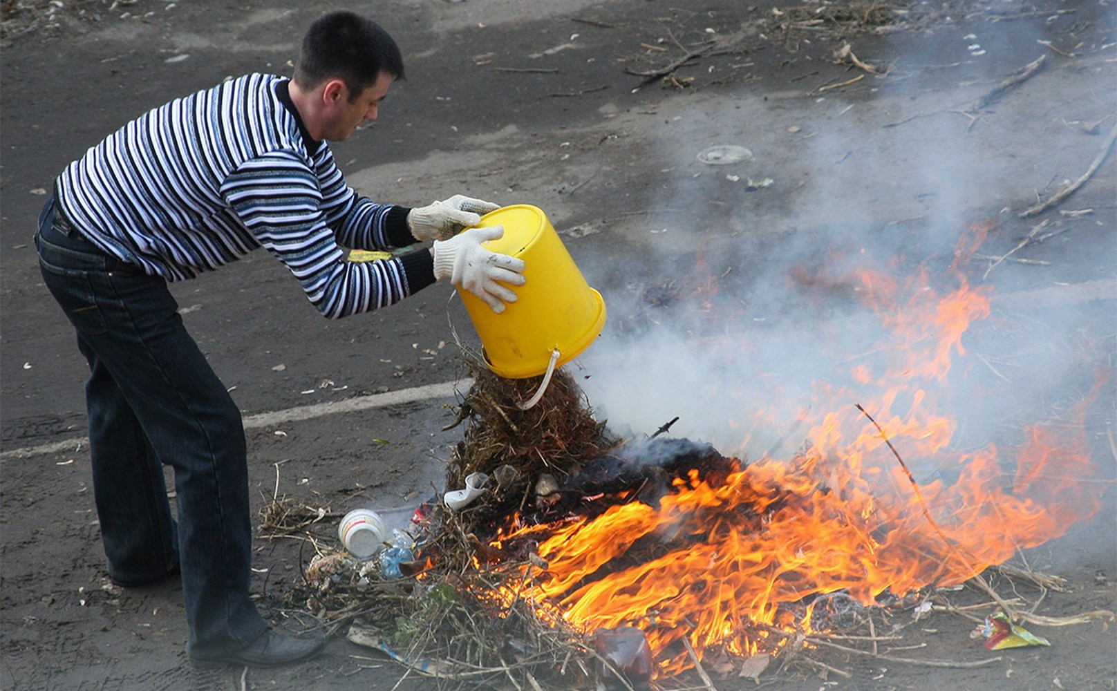 При управлении по делам ГОЧС создана и работает горячая линия по вопросам несанкционированного сжигания бытового мусора и производственных отходов