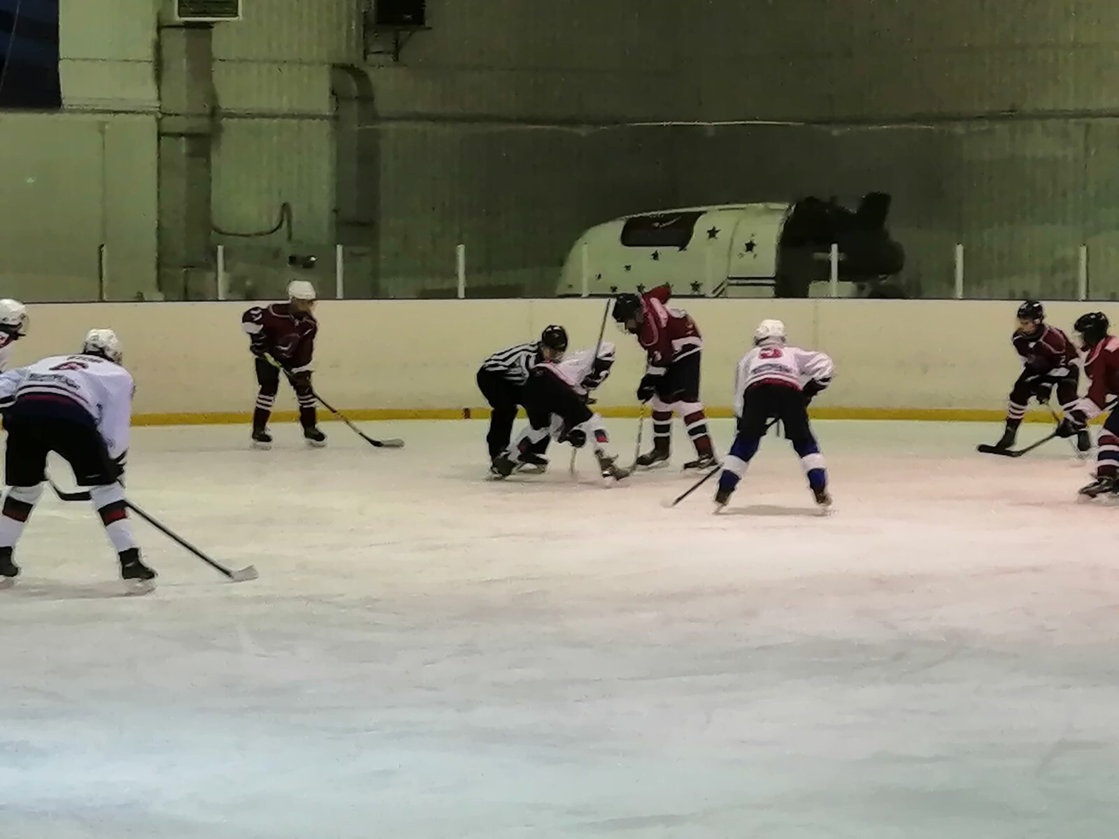 На ледовом катке «Арена» проходит очередная игра по хоккею с шайбой  на первенство ПФО