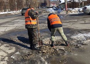 Сотрудники МКУП "Дорсервис" продолжают работу по отводу талых вод и очистке дорог