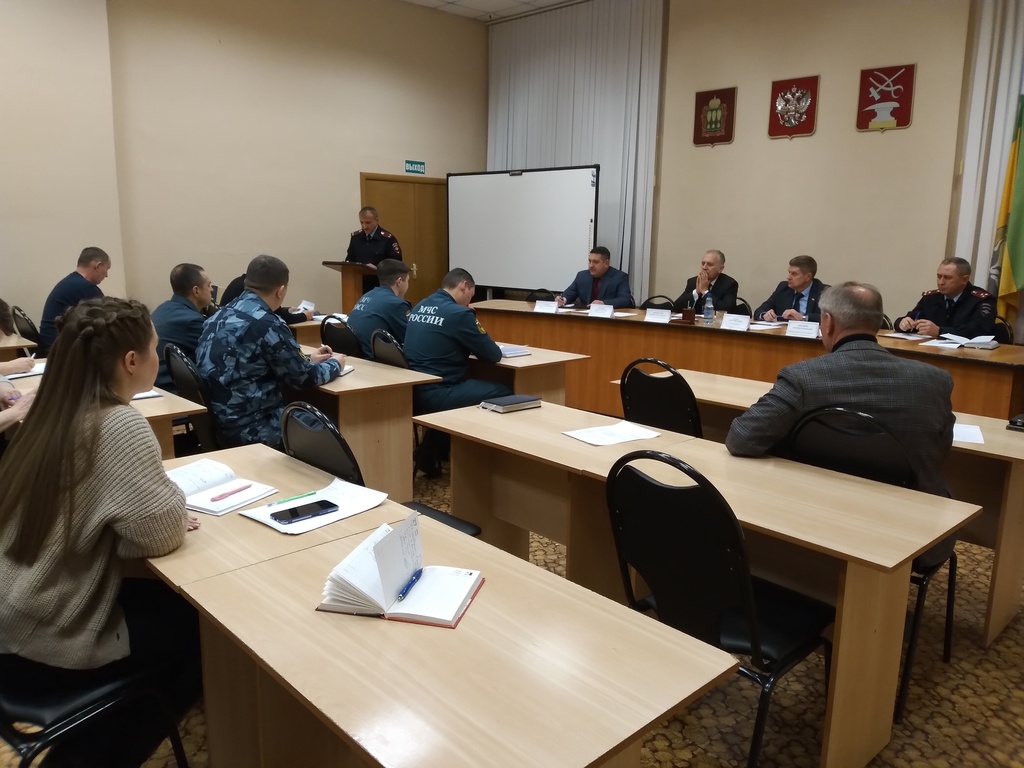 На заседании антитеррористической комиссии обсудили вопросы безопасности в преддверии новогодних праздников