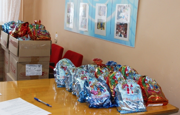 Отдел социальной защиты населения вручает подарки детям, находящимся в трудной жизненной ситуации