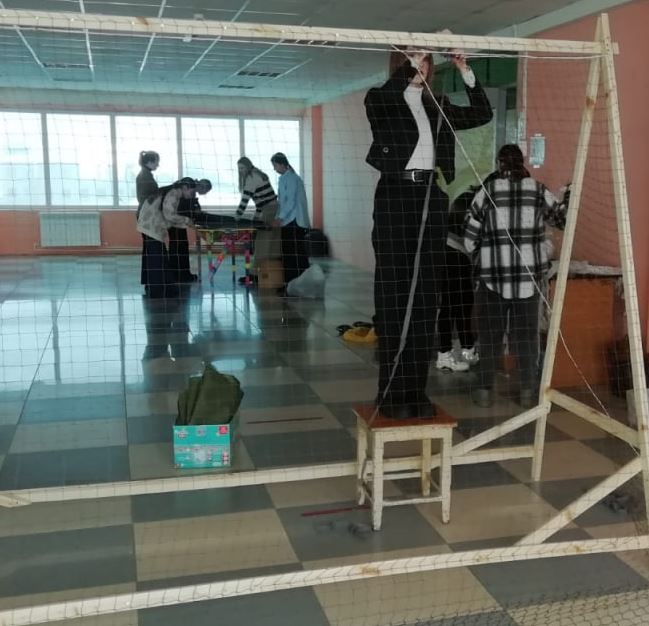 Волонтеры Кузнецкого многопрофильного колледжа  изготавливают маскировочные сети для военнослужащих
