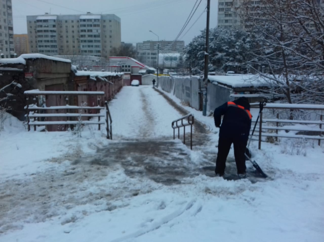 Коммунальные службы продолжают работы по благоустройству города и зимнему содержанию дорог