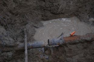 Сотрудники МУП «Водоканал» ликвидируют аварию на сетях водоснабжения