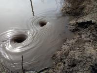Сотрудники Управления по делам ГОЧС мониторят подъем уровня воды в реке Труев