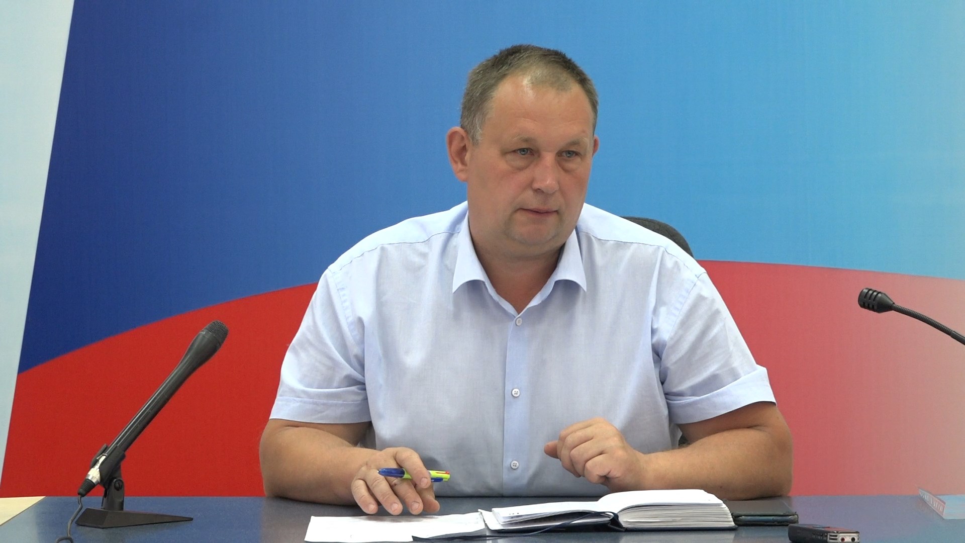 Заместитель главы администрации Алексей Салмин провел брифинг по вопросу ремонта дорог