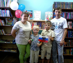 В День Государственного флага России посетители библиотеки семейного чтения участвовали в патриотической викторине «Гордые символы России»