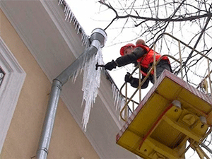 В Кузнецке усилен контроль за уборкой снега с прилегающих территорий и сосулек с крыш домов