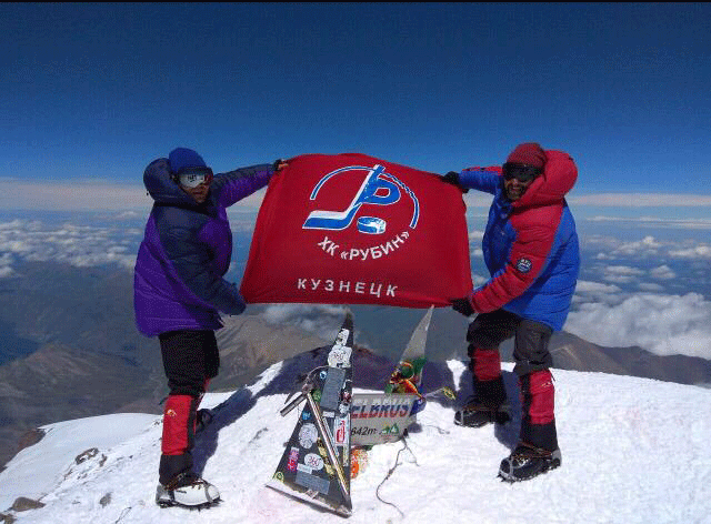 Флаг хоккейной команды «Рубин» поднят на высоте 5642 метра над уровнем моря