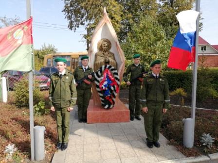 В школе №4 состоялась торжественная линейка, посвящённая 10-летию открытия памятника воину-мученику Евгению Родионову
