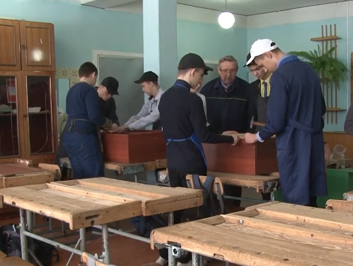 Кузнецкие школьники обучаются навыкам сложной сборки мебели