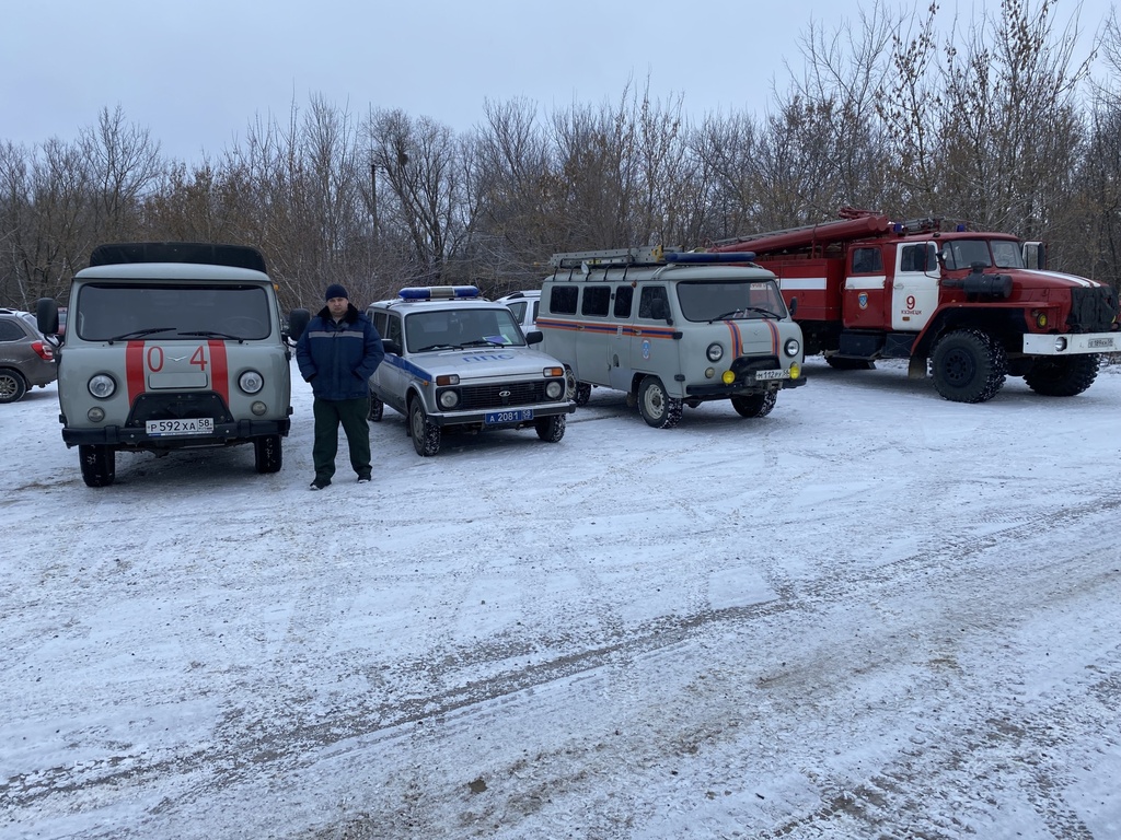 Спасатели продолжают оказывать помощь кузнечанам