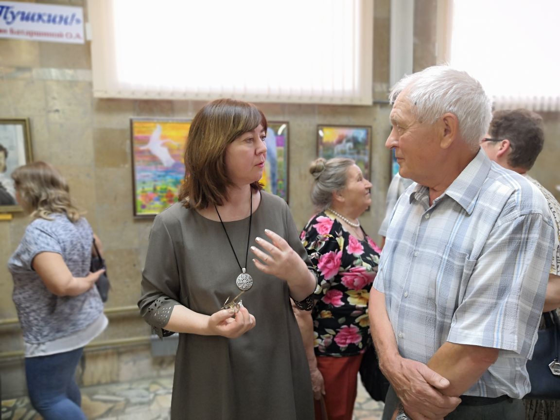 В библиотеке открылась выставка кузнецкой художницы Ольги Батаршиной