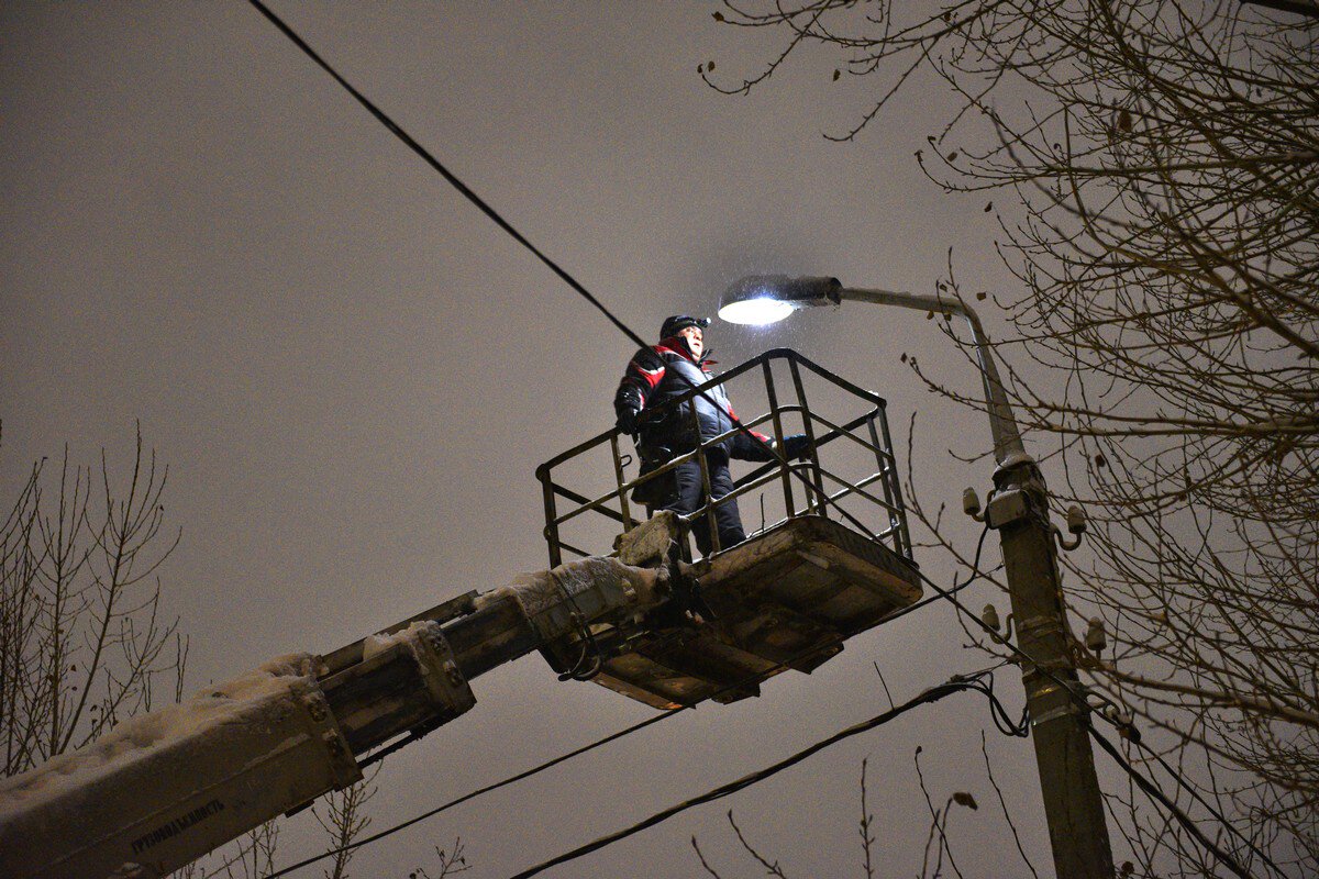АО «Горэлектросеть» продолжает работы по содержание сетей уличного освещения