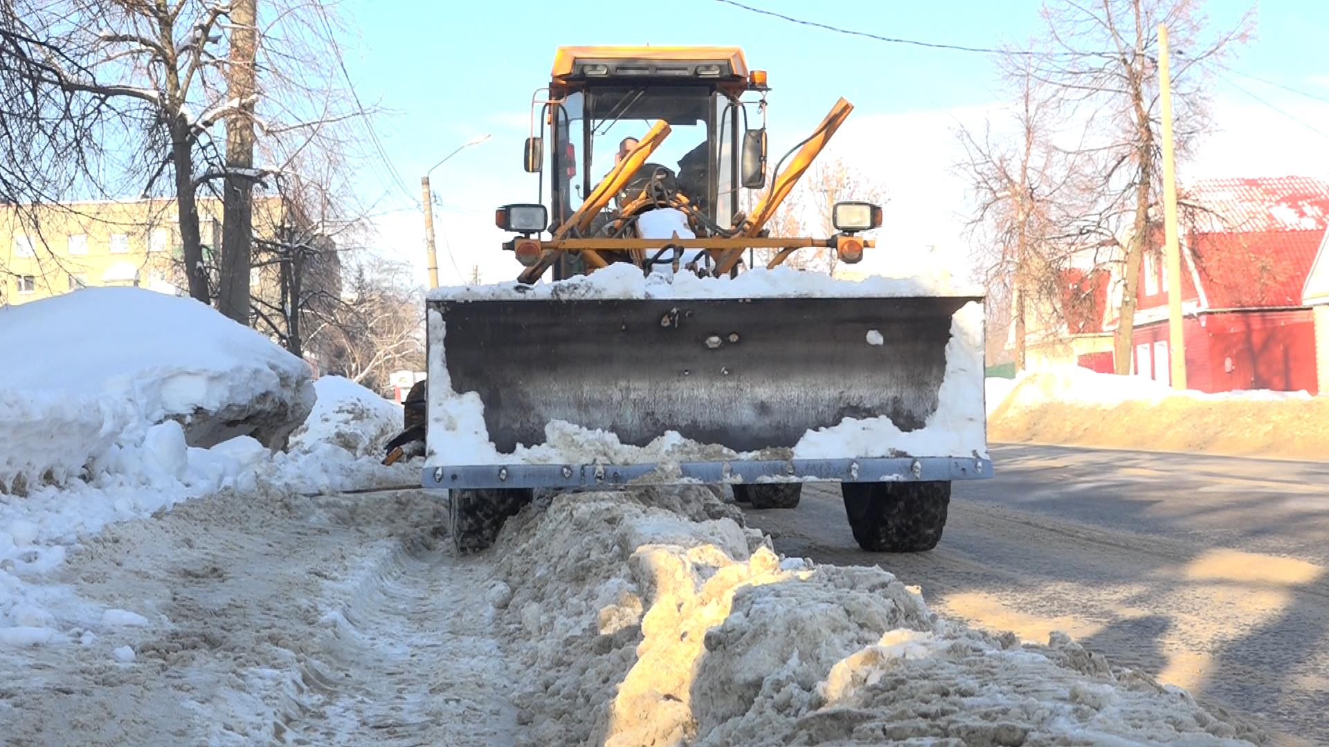 Дорожники продолжают работу по уборке снега