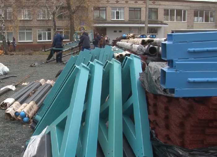 В Кузнецке производится монтаж уличного оборудования для городка ГТО