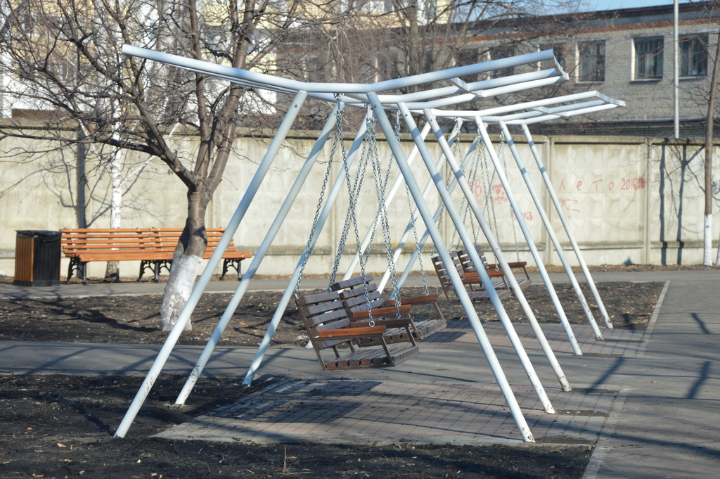 Сотрудники МКУП «Зеленый город» отремонтировали качели в сквере у центральной площади