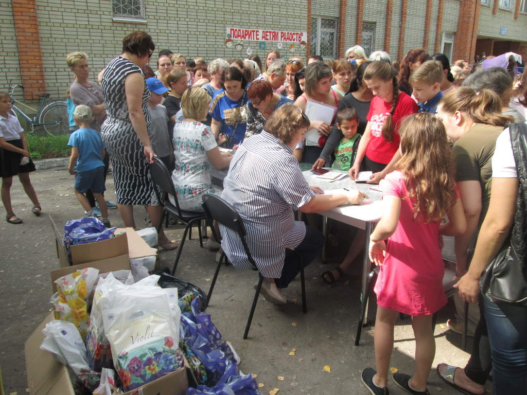 Кузнечане помогли собрать в школу  более пятисот детей из малообеспеченных семей