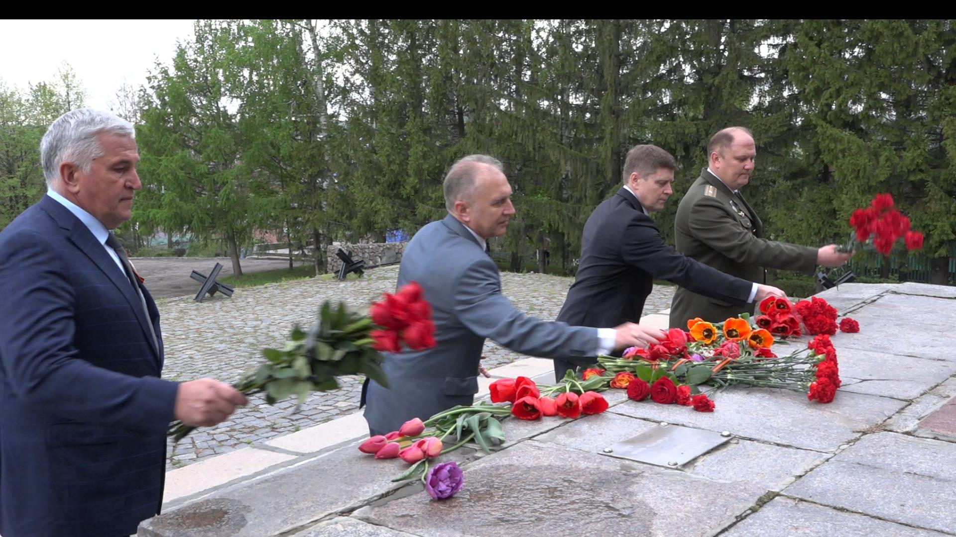 Глава администрации города Кузнецка Сергей Златогорский  возложил цветы к Вечному огню