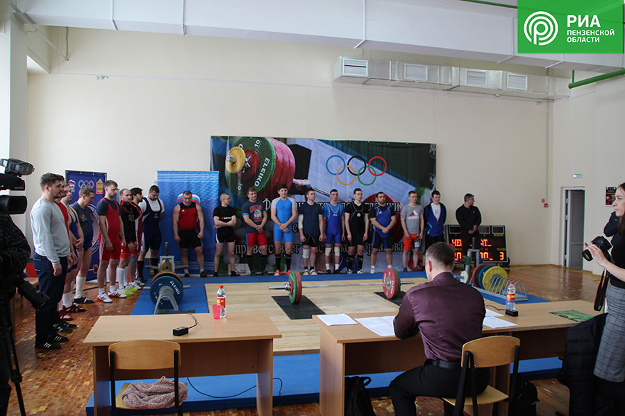 Кузнецкие тяжелоатлеты успешно выступили на областных соревнованиях