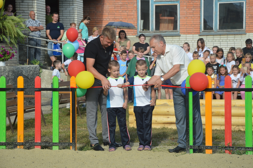 На территории школы №4 имени Е. Родионова открыта детская площадка