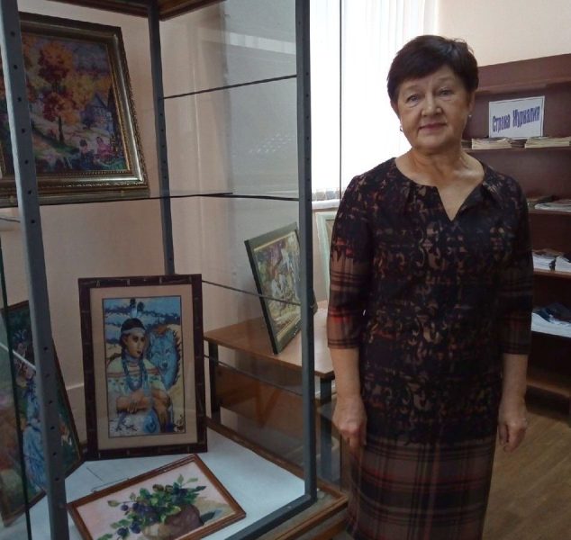 В библиотеке представлена выставка  картин из бисера