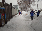 Волонтеры оказывают помощь в расчистке снега пожилым гражданам