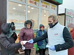 Волонтеры бесплатно раздают маски жителям города 