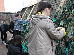 Студенты изготавливают маскировочные сети для бойцов СВО
