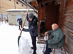 Волонтеры  лицея №21 убрали   оказывают помощь гражданам пожилого возраста в уборке снега